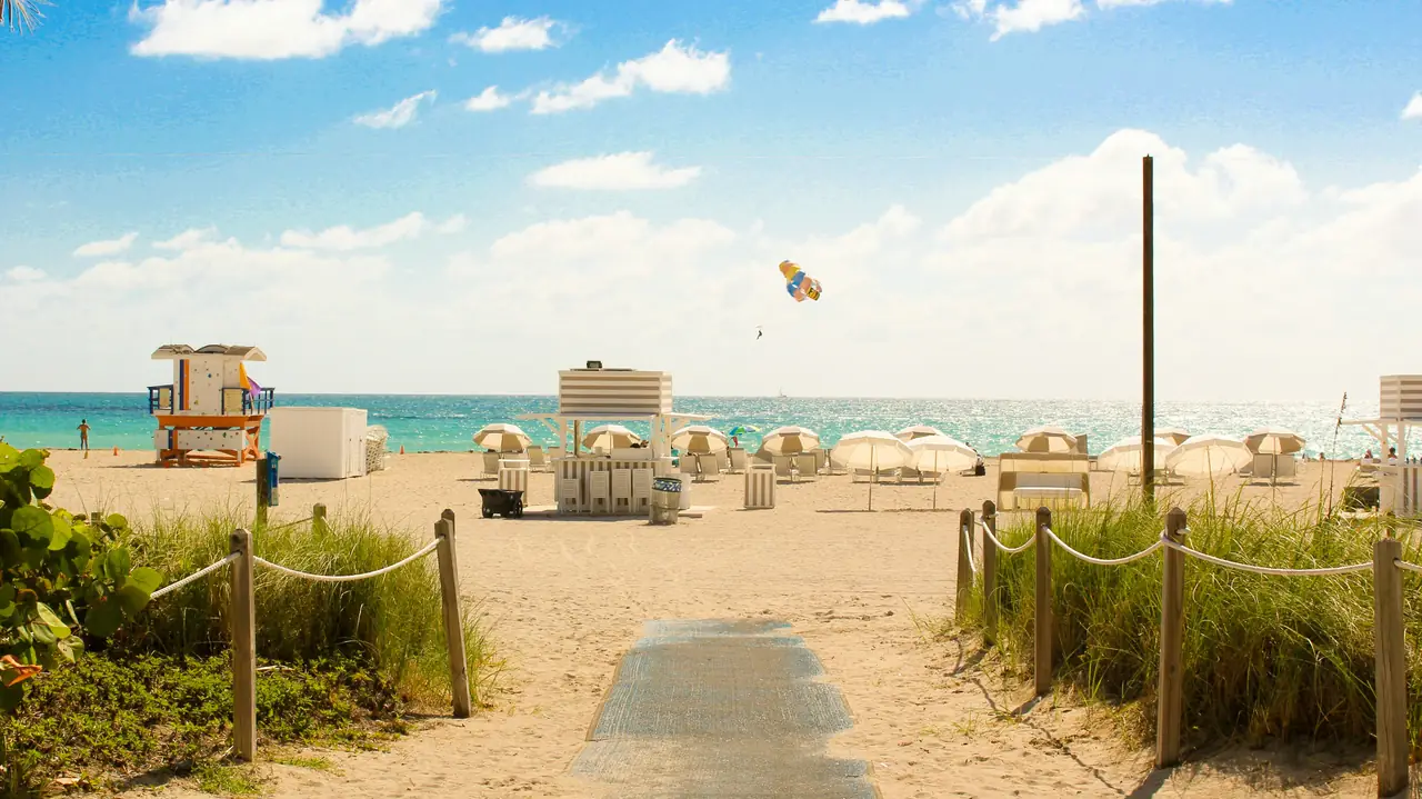 White sands on the beach. Photo by Joel de Vriend.