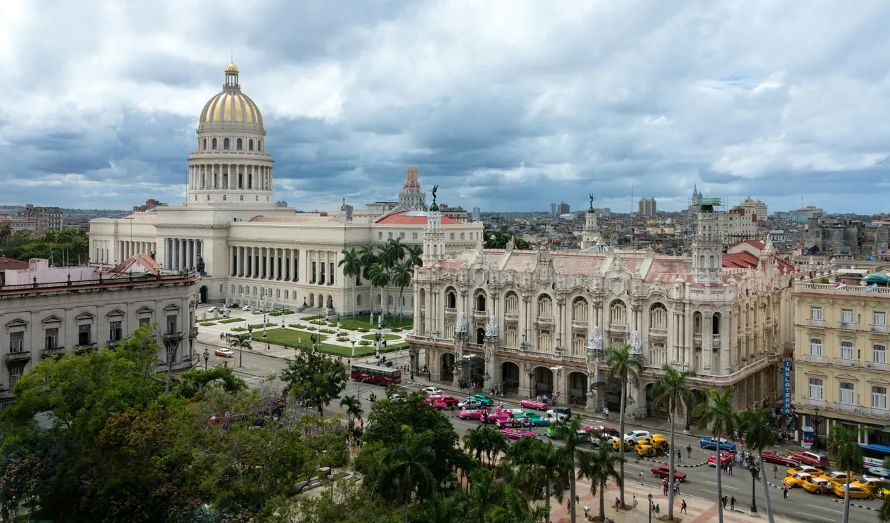 El Capitolio in the back. Photo by Einar H Reynis.